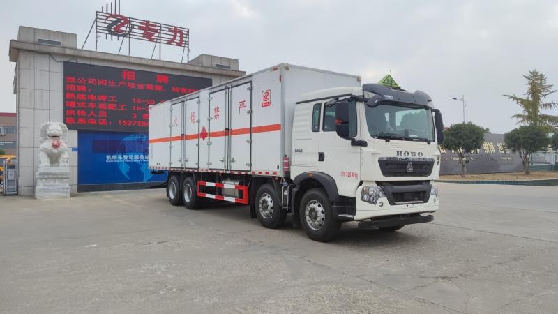 豪沃32吨易燃液体厢式车厢长9.5米